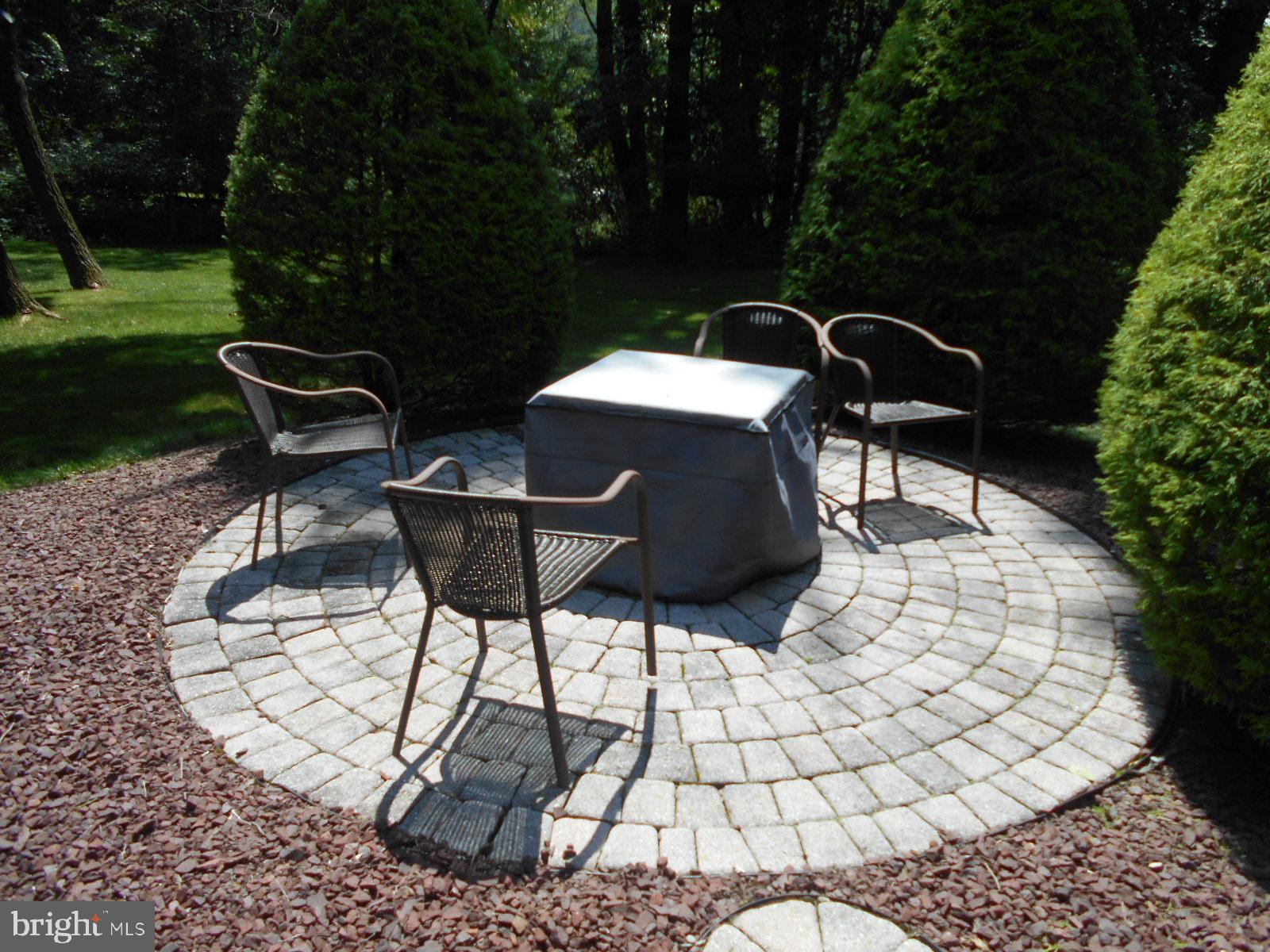 10 Royal Court Reading, PA 19607 - Photo 7 of 36 Seating Area