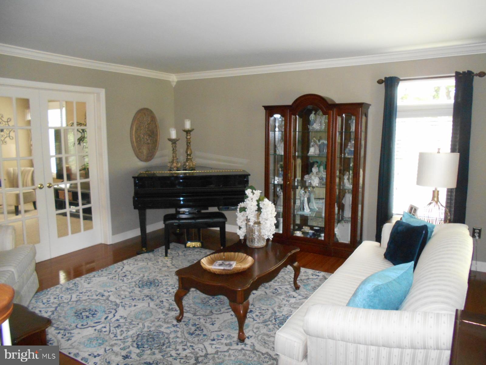 10 Royal Court Reading, PA 19607 - Photo 9 of 36 Living Room