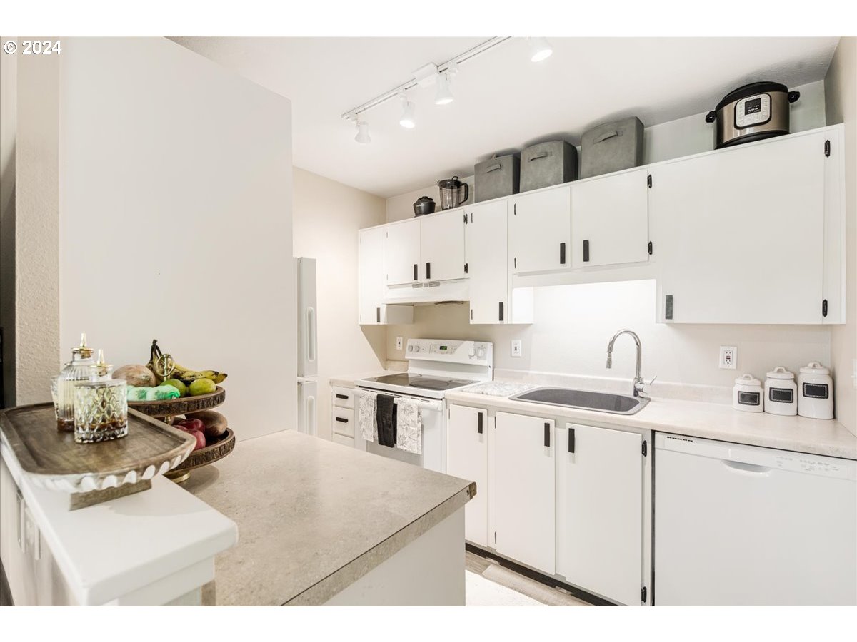 7720 Southwest Barnes Road Portland, OR 97225 - Photo 14 of 29 Gallery Image 14