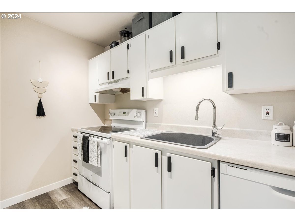 7720 Southwest Barnes Road Portland, OR 97225 - Photo 17 of 29 Gallery Image 17