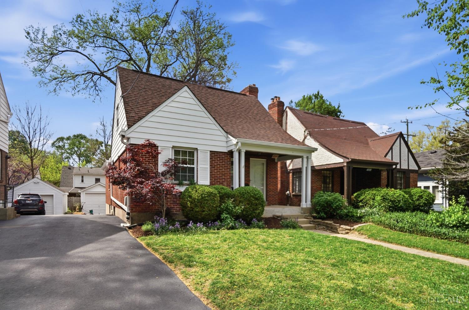3863 Homewood Road Cincinnati, OH 45227 - Photo 2 of 44