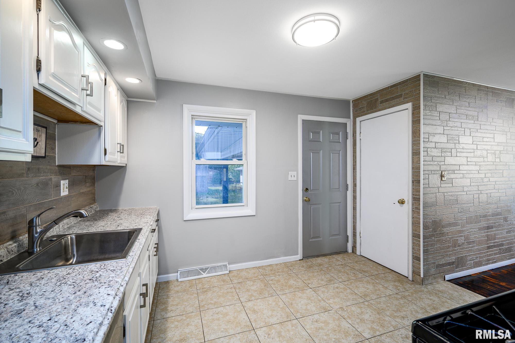 5709 North Hamilton Road Peoria, IL 61614 - Photo 12 of 30 Gallery Image 12