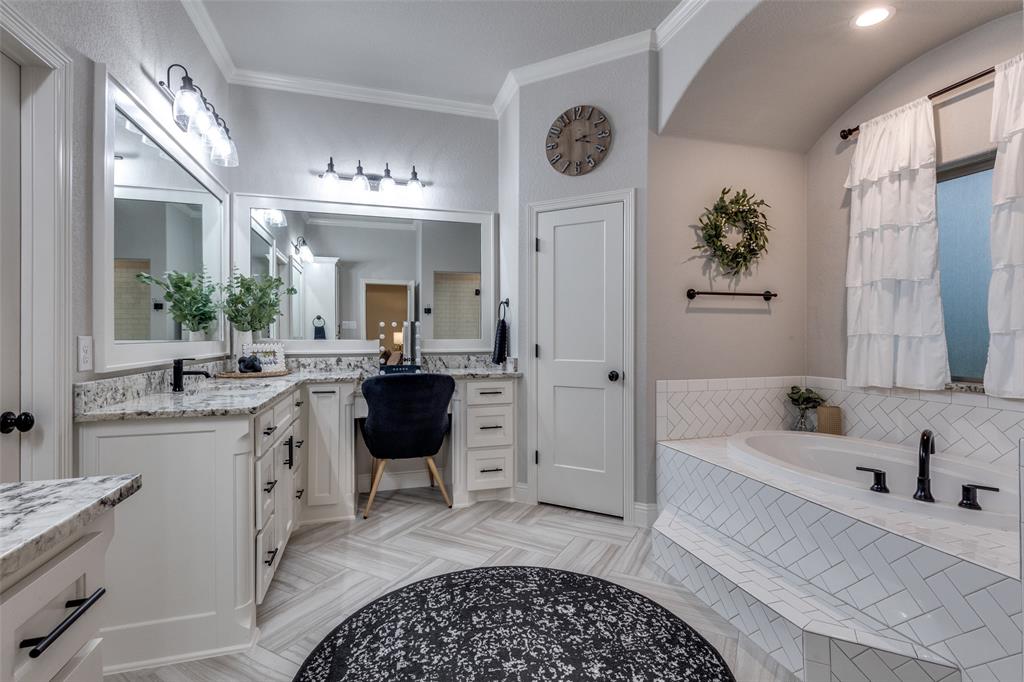 109 Highland Ranch Drive Paradise, TX 76073 - Photo 16 of 33 a bathroom with a sink a large mirror and a bathtub