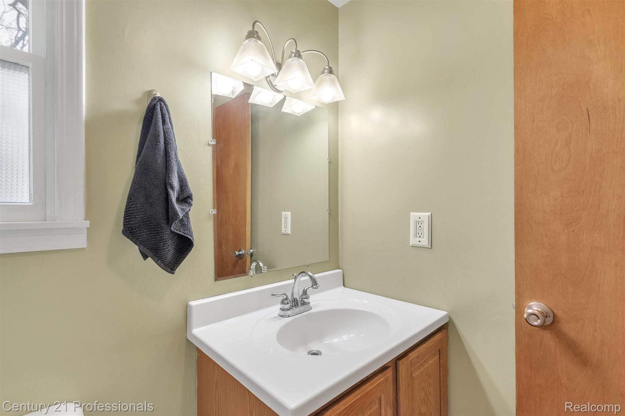 160 Grace Avenue Rochester, MI 48307 - Photo 35 of 51 38-160 Grace Ave-Windowstill Real Estate Photography-38.jpg