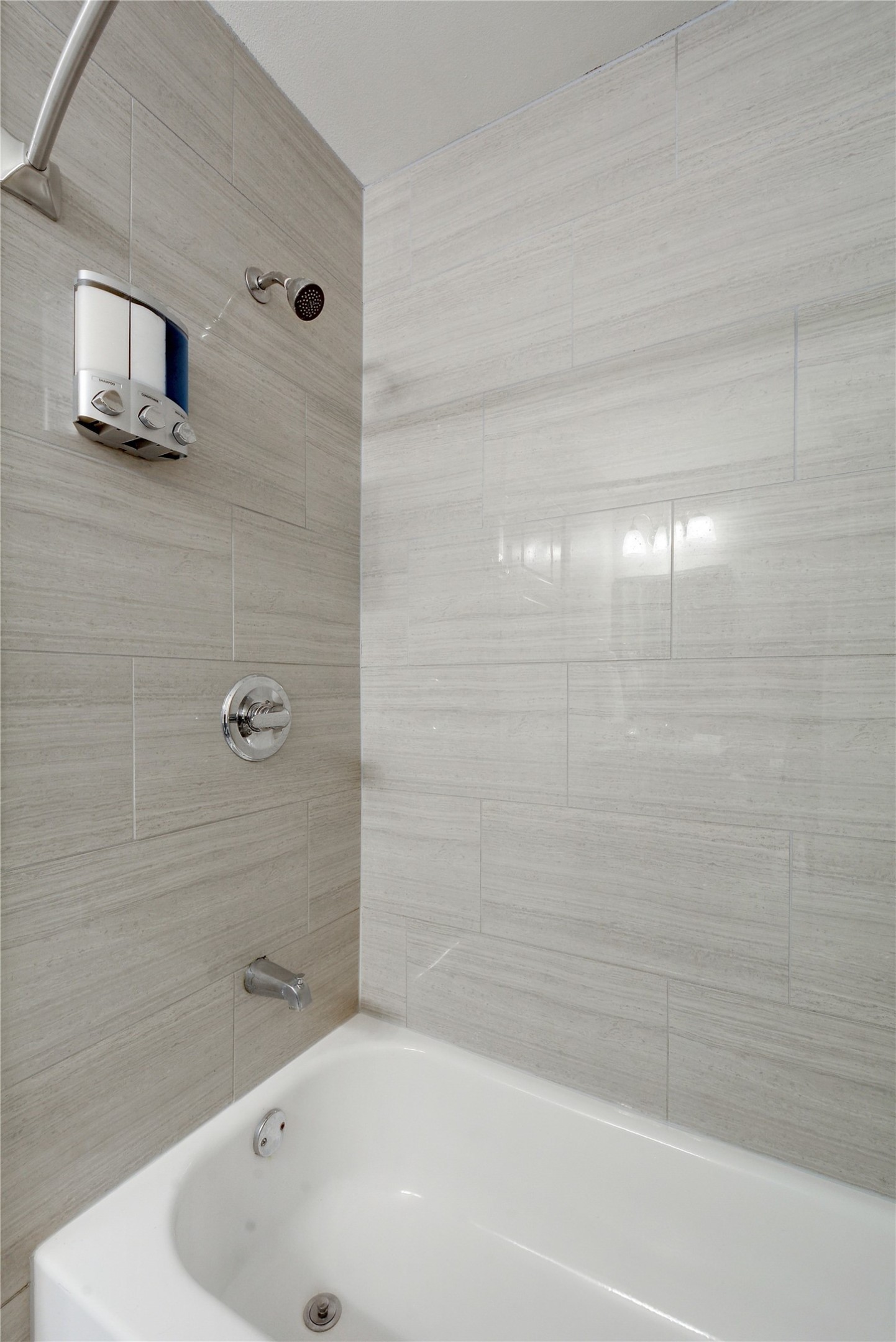 Undisclosed Address Austin, TX 78721 - Photo 35 of 35 Bathroom with bathtub / shower combination