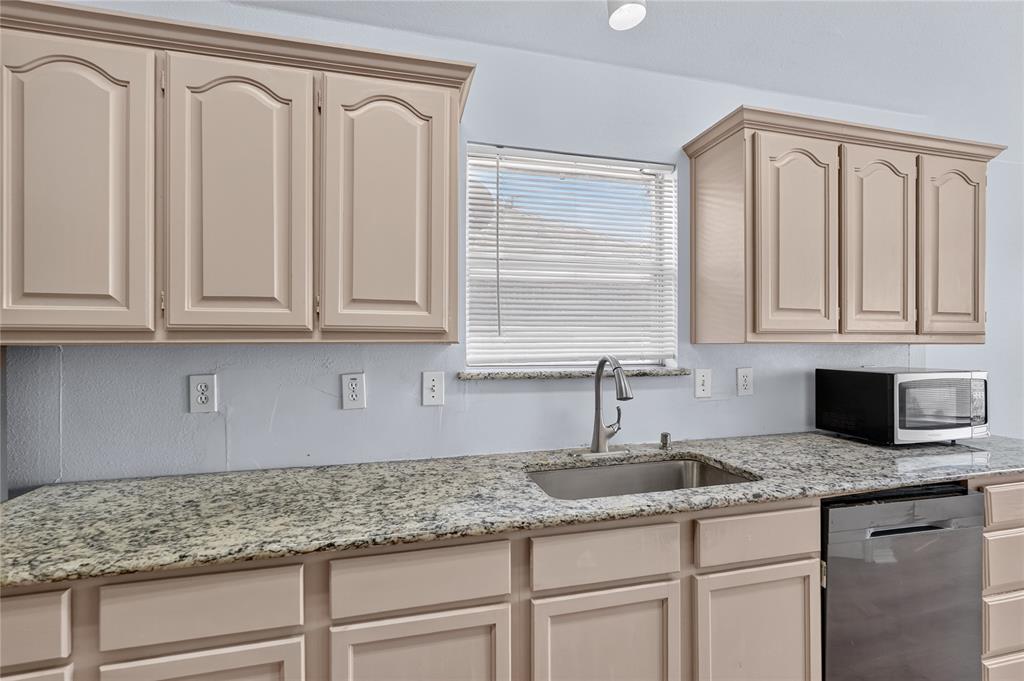 1309 Riley Drive Carrollton, TX 75007 - Photo 11 of 40 Gallery Image 11