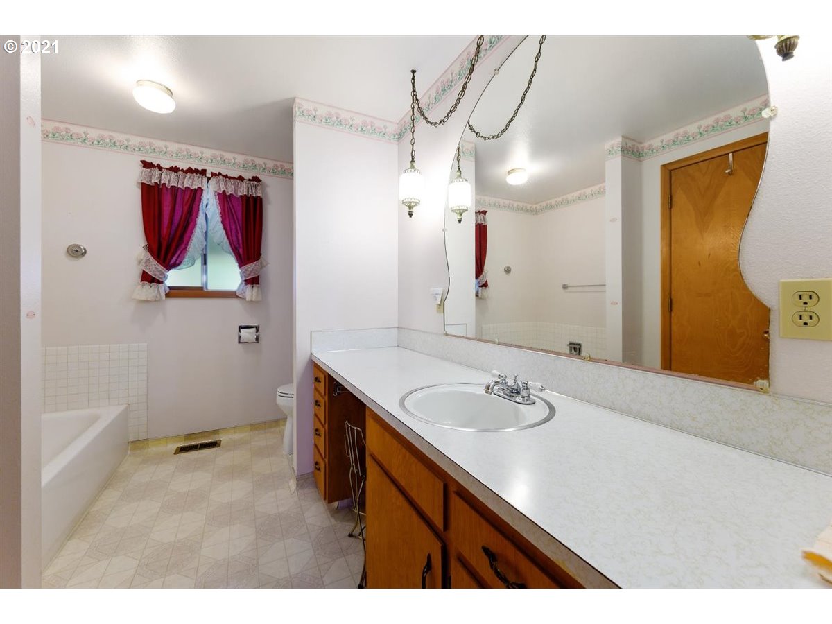 285 Southwest Church Street Dallas, OR 97338 - Photo 21 of 32 Gallery Image 21