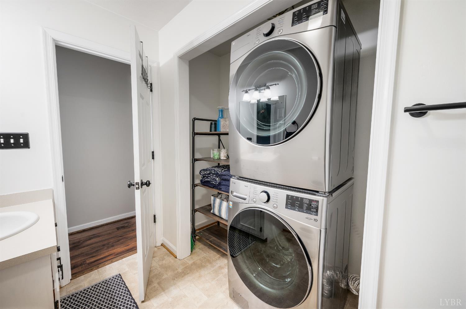746 Church Street Appomattox, VA 24522 - Photo 23 of 36 a utility room with dryer and washer