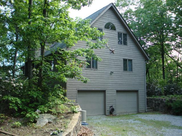 7270 Solonevich Road Roanoke, VA 24018 - Photo 2 of 20 Side of home/Garage