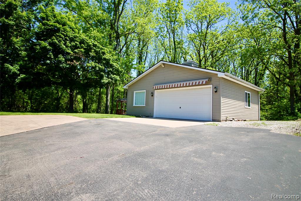 8372 Parshallville Road Fenton, MI 48430 - Photo 3 of 44