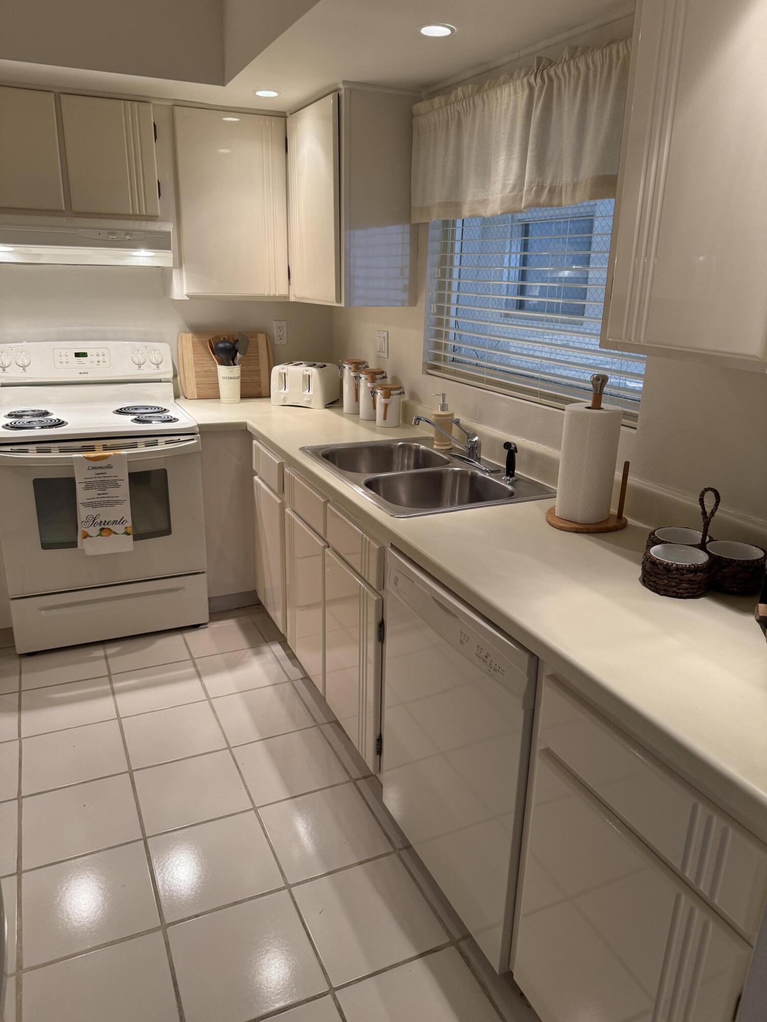 147 Deer Creek Boulevard, Unit 402 Deerfield Beach, FL 33442 - Photo 7 of 81 IMG_2544