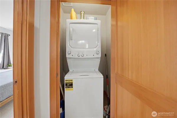 $585,000 | 4037 7th Avenue Northeast, Unit A, Seattle, WA 98105