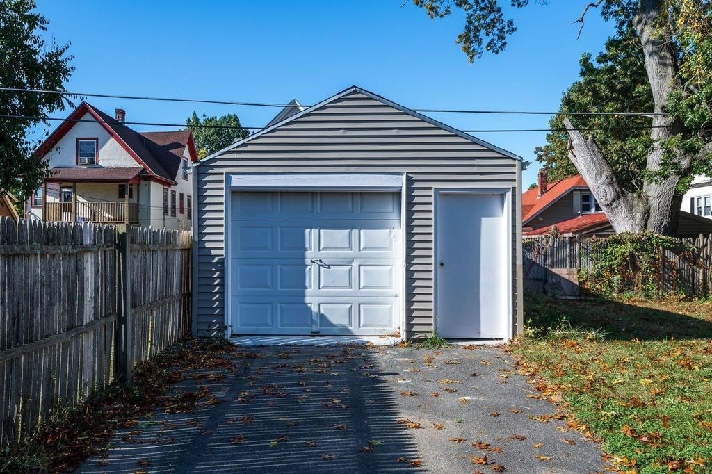 84 Edgewood Street Springfield, MA 01109 - Photo 3 of 39 Gallery Image 3
