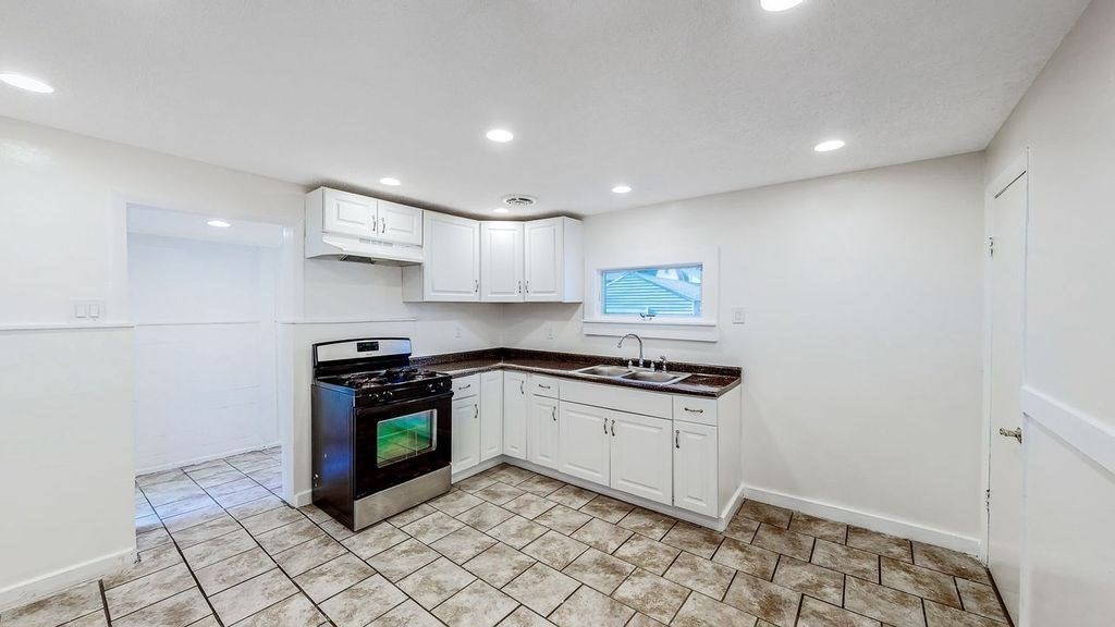 84 Edgewood Street Springfield, MA 01109 - Photo 7 of 39 Gallery Image 7