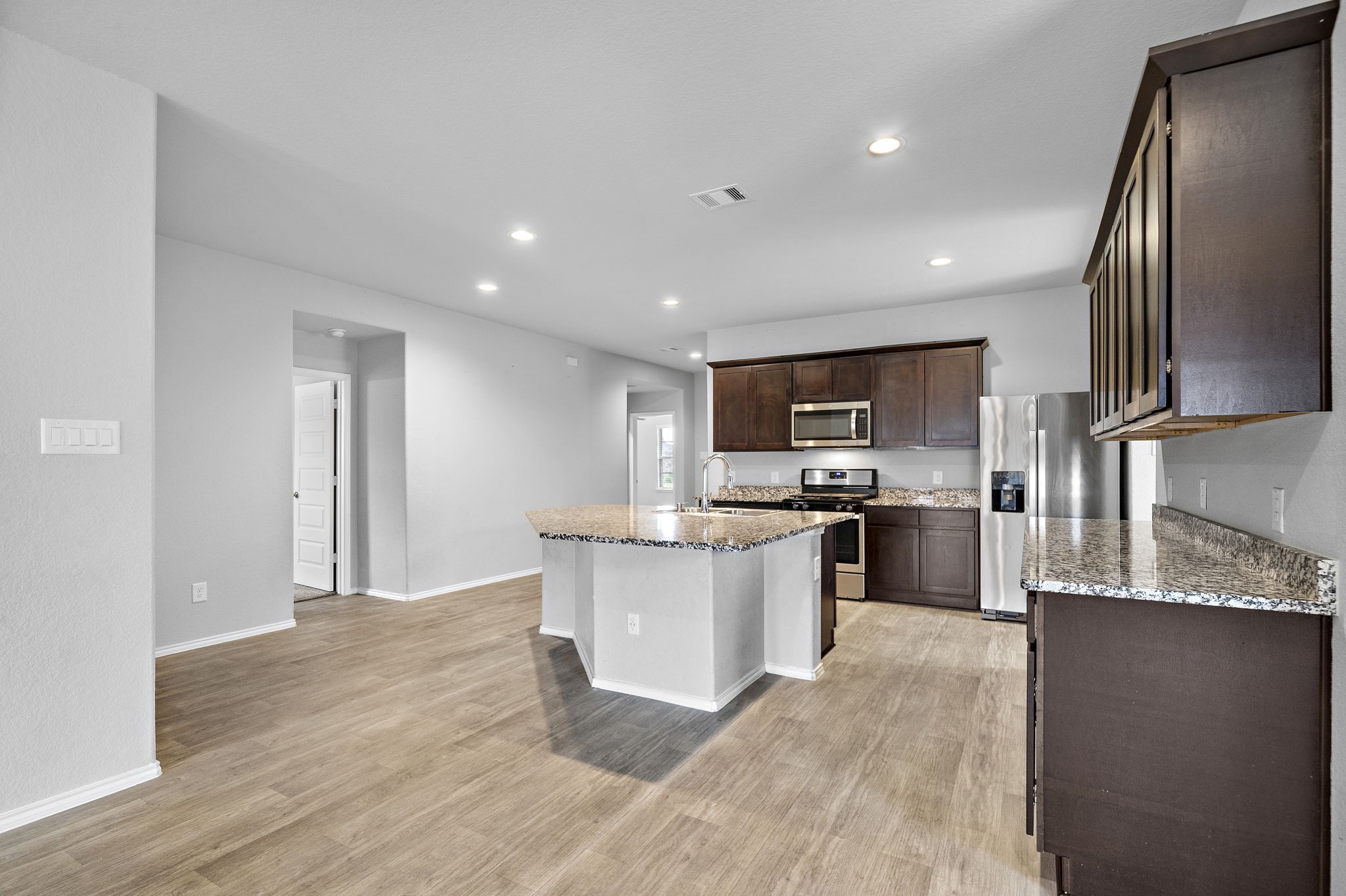 1610 Chase Anchor Court Rosenberg, TX 77469 - Photo 12 of 27 Gallery Image 12