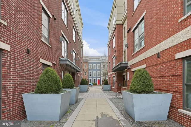 $450,000 | 815 North Patrick Street, Unit 406, Alexandria, VA 22314