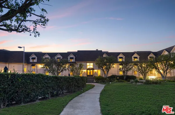 $949,000 | 2385 Roscomare Road, Unit D3, Los Angeles, CA 90077