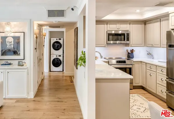 $949,000 | 2385 Roscomare Road, Unit D3, Los Angeles, CA 90077