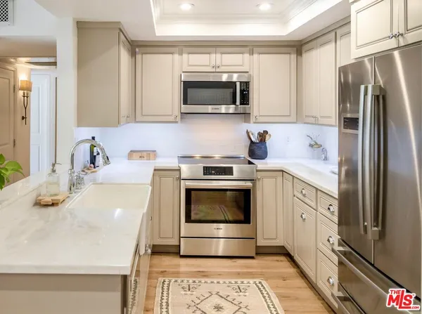 $949,000 | 2385 Roscomare Road, Unit D3, Los Angeles, CA 90077