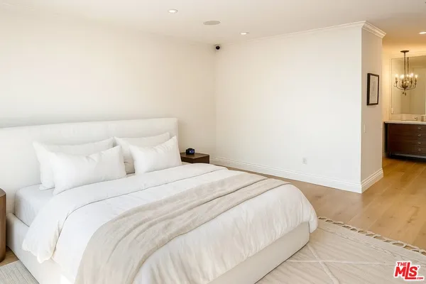 $949,000 | 2385 Roscomare Road, Unit D3, Los Angeles, CA 90077