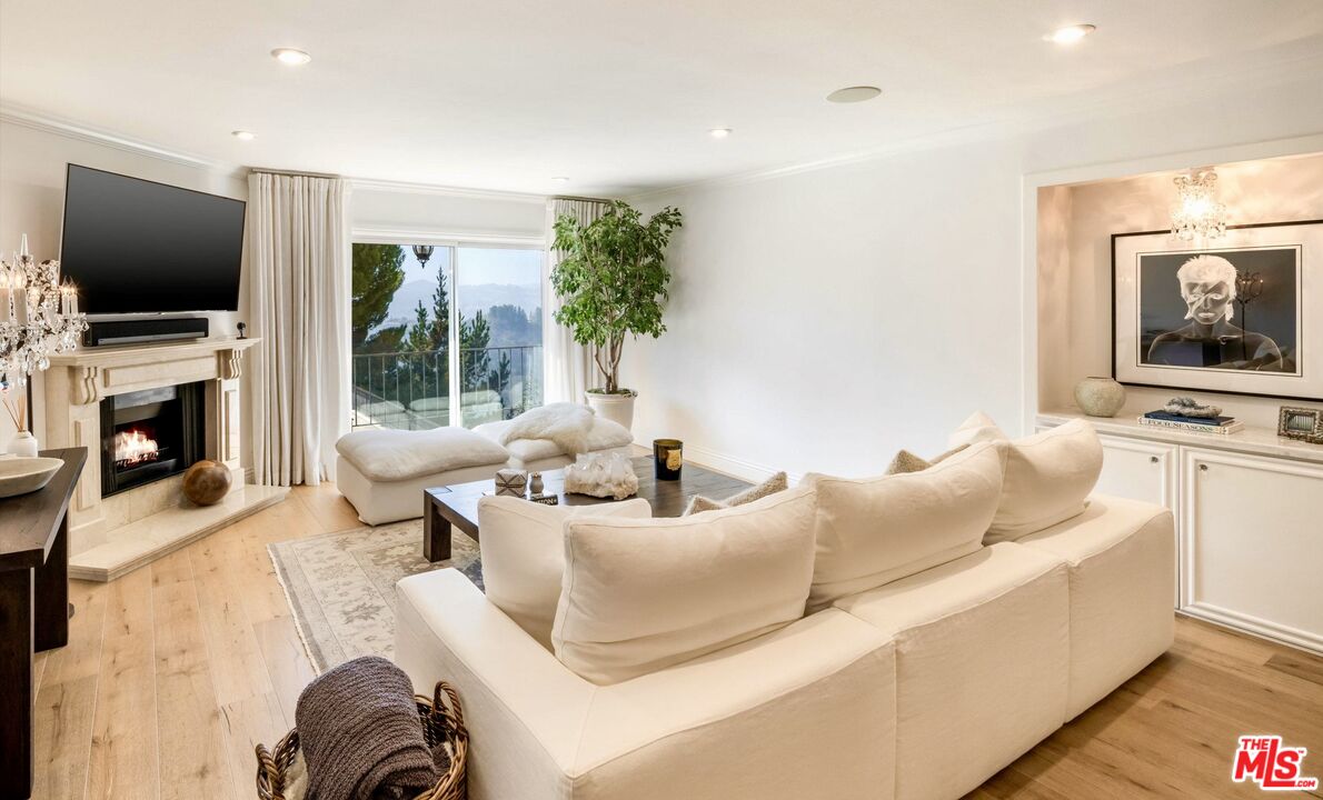 2385 Roscomare Road, Unit D3 Los Angeles, CA 90077 - Photo 2 of 30