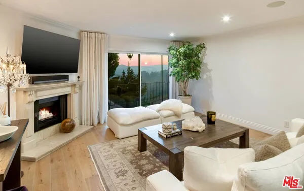 $949,000 | 2385 Roscomare Road, Unit D3, Los Angeles, CA 90077
