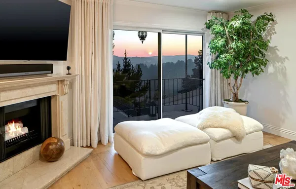 $949,000 | 2385 Roscomare Road, Unit D3, Los Angeles, CA 90077