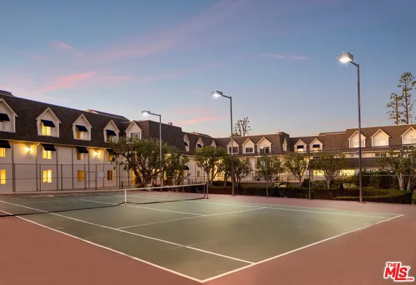 $949,000 | 2385 Roscomare Road, Unit D3, Los Angeles, CA 90077