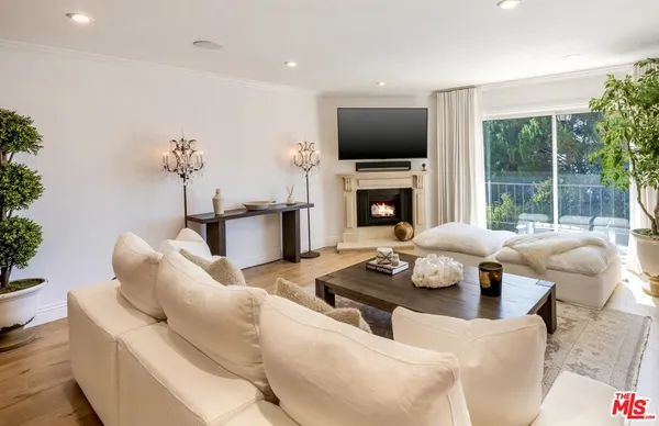 $949,000 | 2385 Roscomare Road, Unit D3, Los Angeles, CA 90077