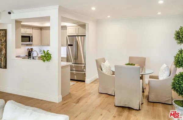 $949,000 | 2385 Roscomare Road, Unit D3, Los Angeles, CA 90077