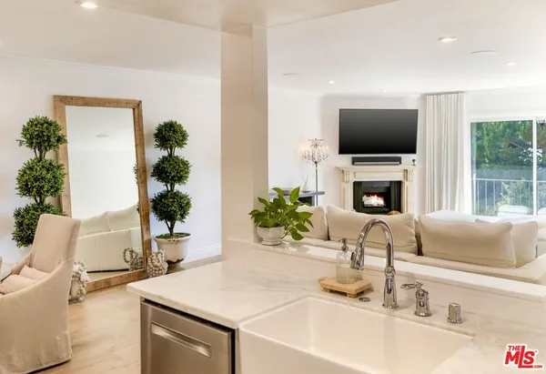 $949,000 | 2385 Roscomare Road, Unit D3, Los Angeles, CA 90077
