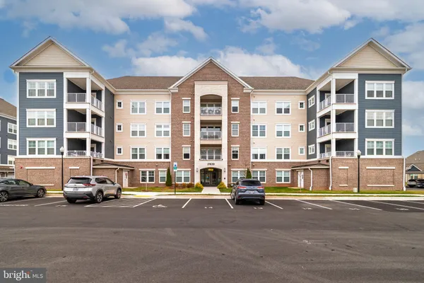 $597,000 | 21630 Hawksbill High Circle, Unit 204, Sterling, VA 20164