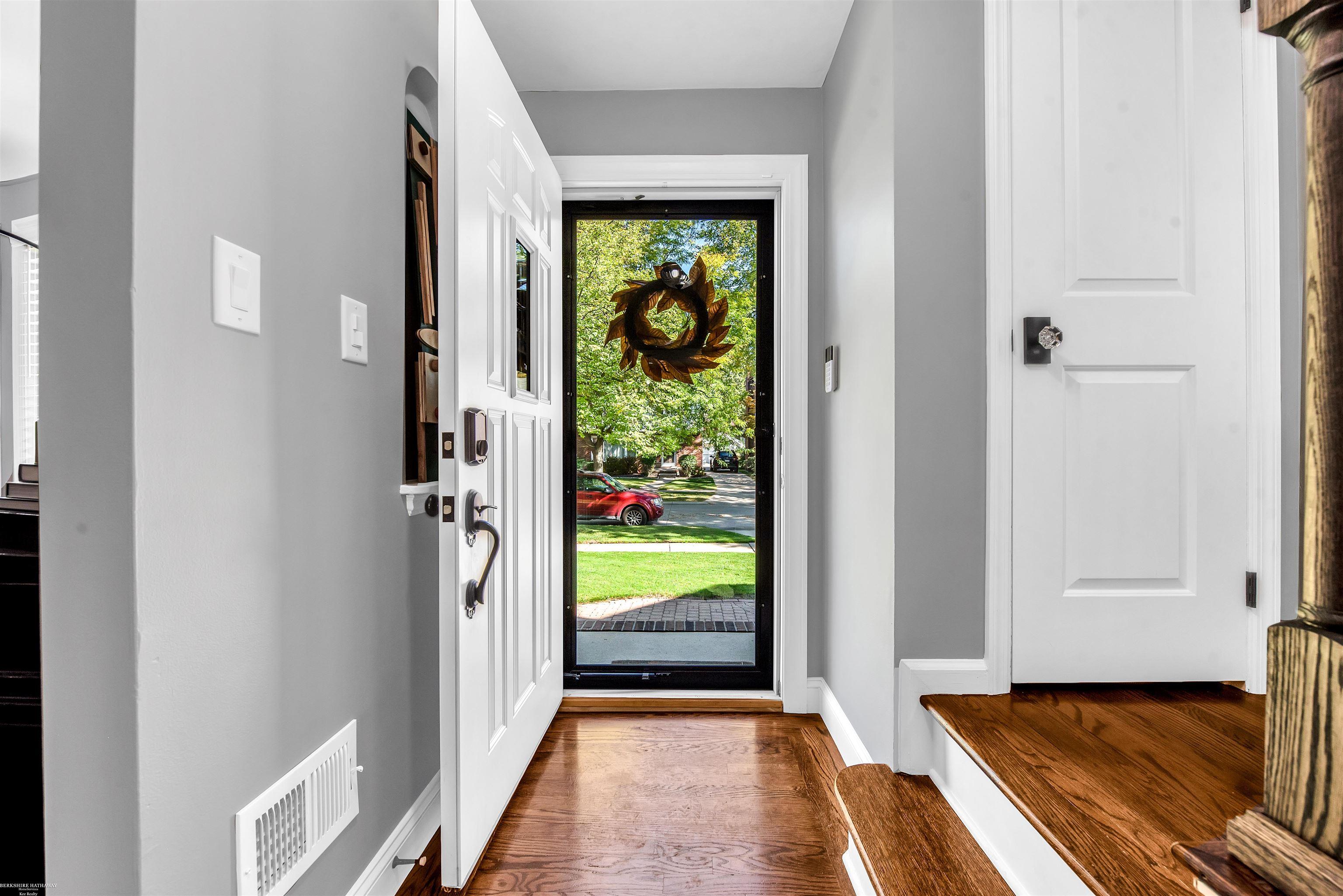1725 Newcastle Road Grosse Pointe Woods, MI 48236 - Photo 3 of 37