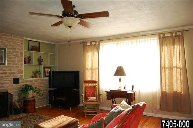 691 Greenbriar Road York, PA 17404 - Photo 4 of 25 Gallery Image 4