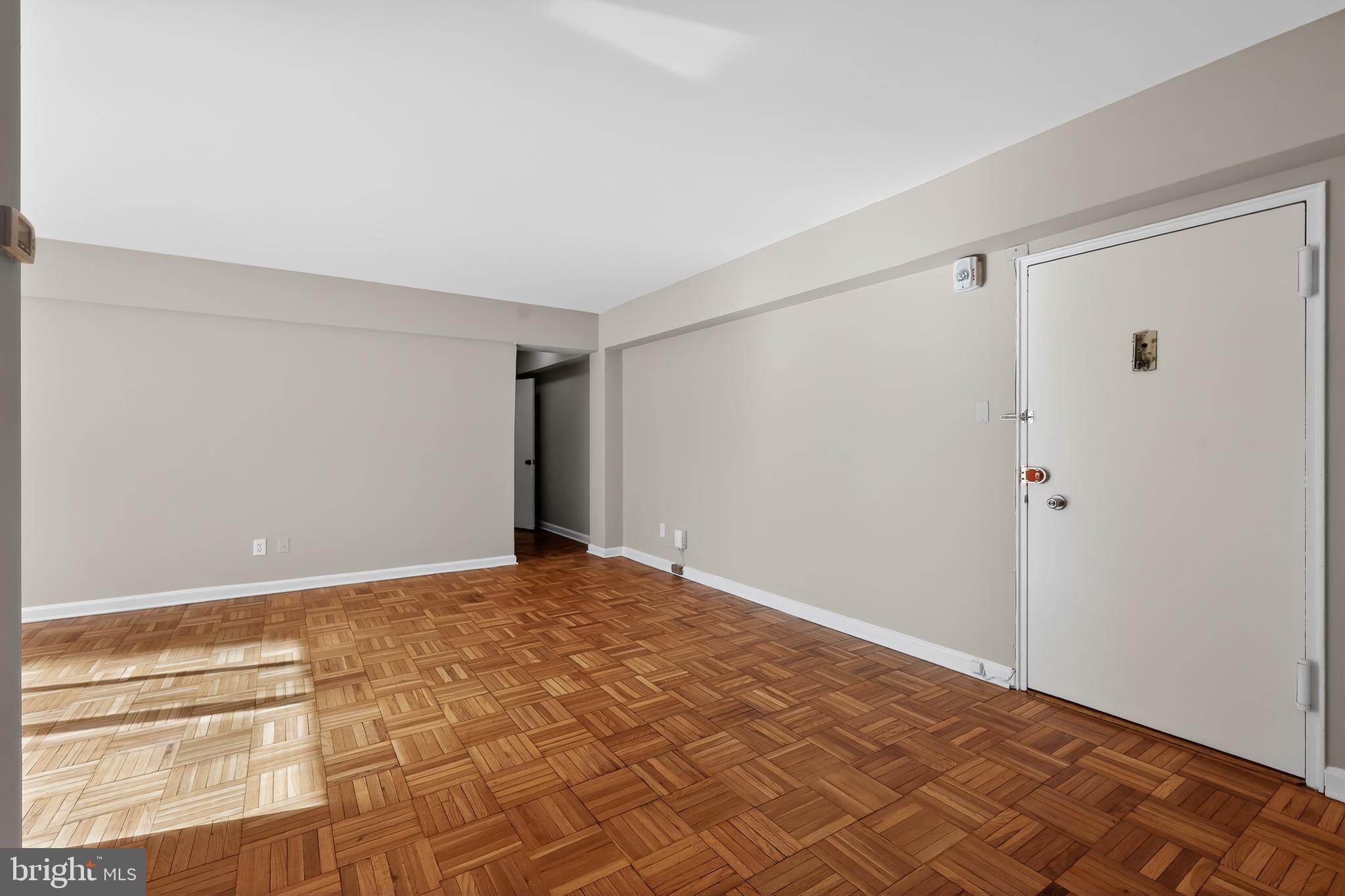3701 Connecticut Avenue Northwest, Unit 233 Washington, DC 20008 - Photo 11 of 31 Living Room
