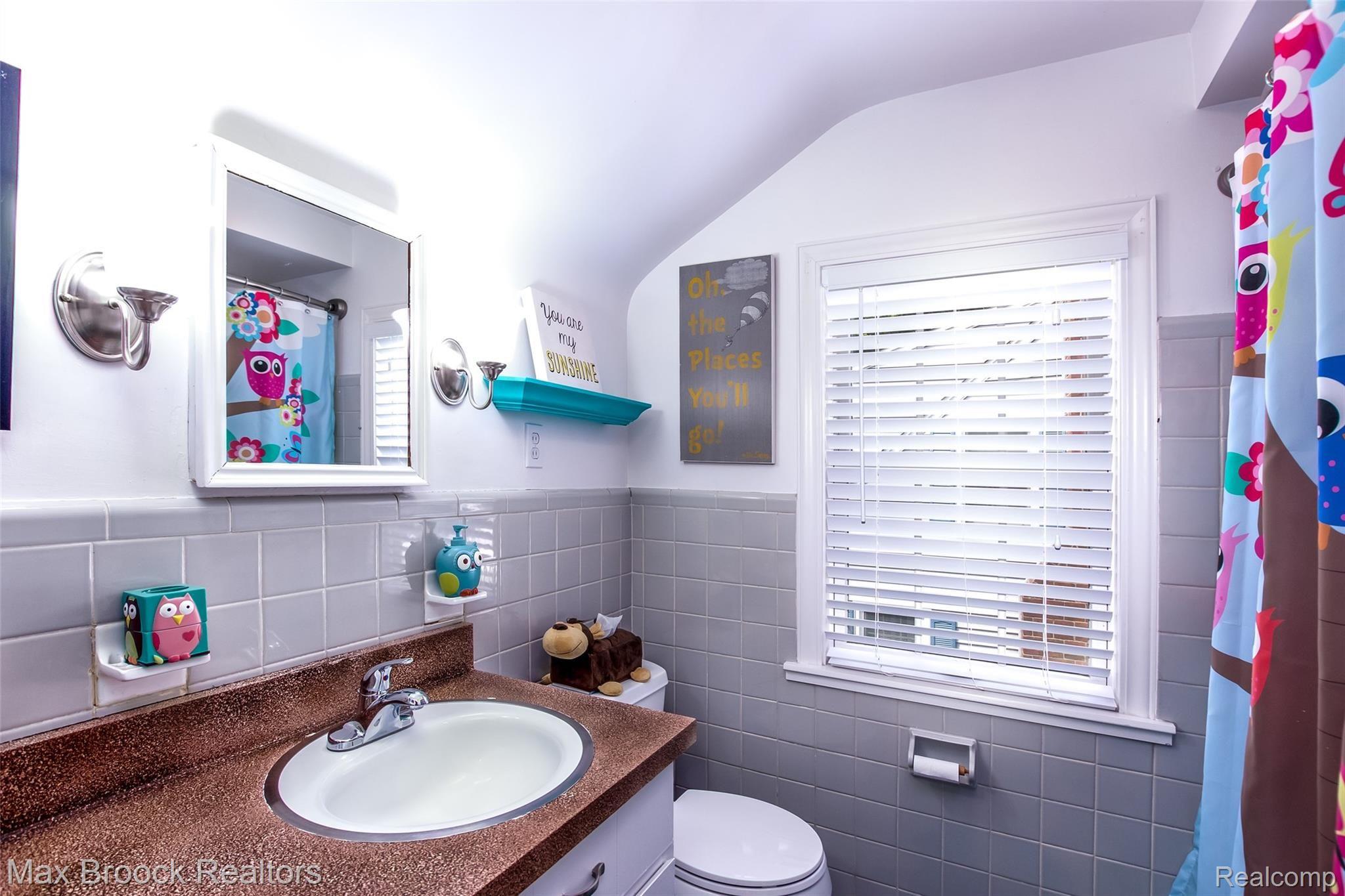 1200 Yorkshire Road Birmingham, MI 48009 - Photo 14 of 22 Upper Bath.jpg