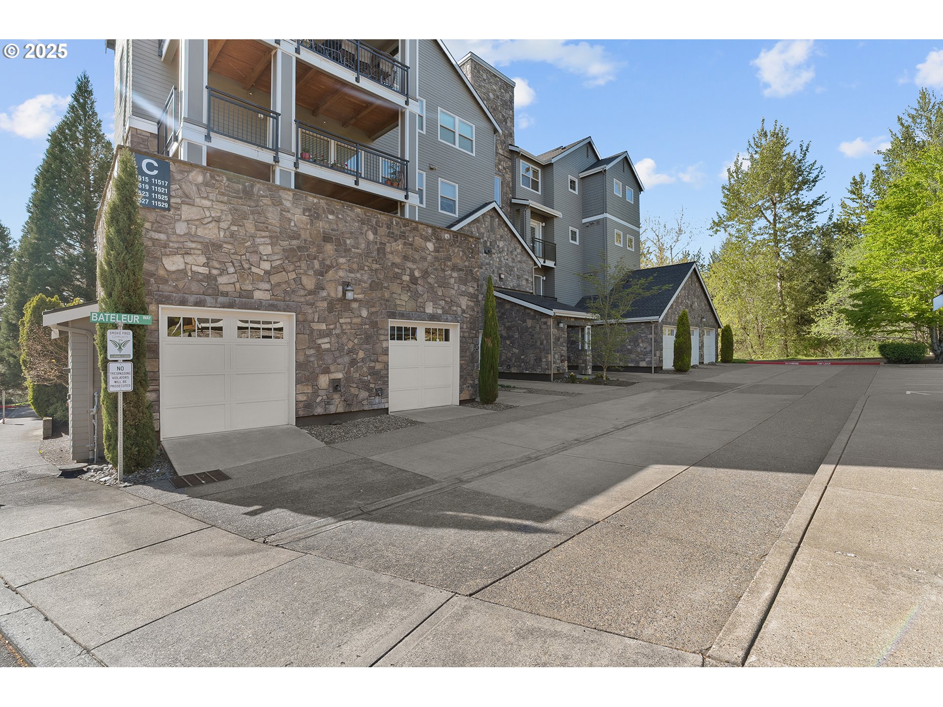 11525 Southeast Bateleur Way Happy Valley, OR 97086 - Photo 3 of 46 Garage