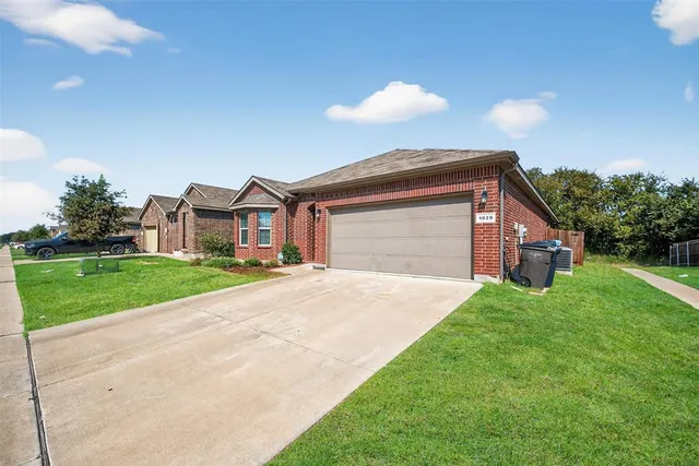 a house view with backyard space