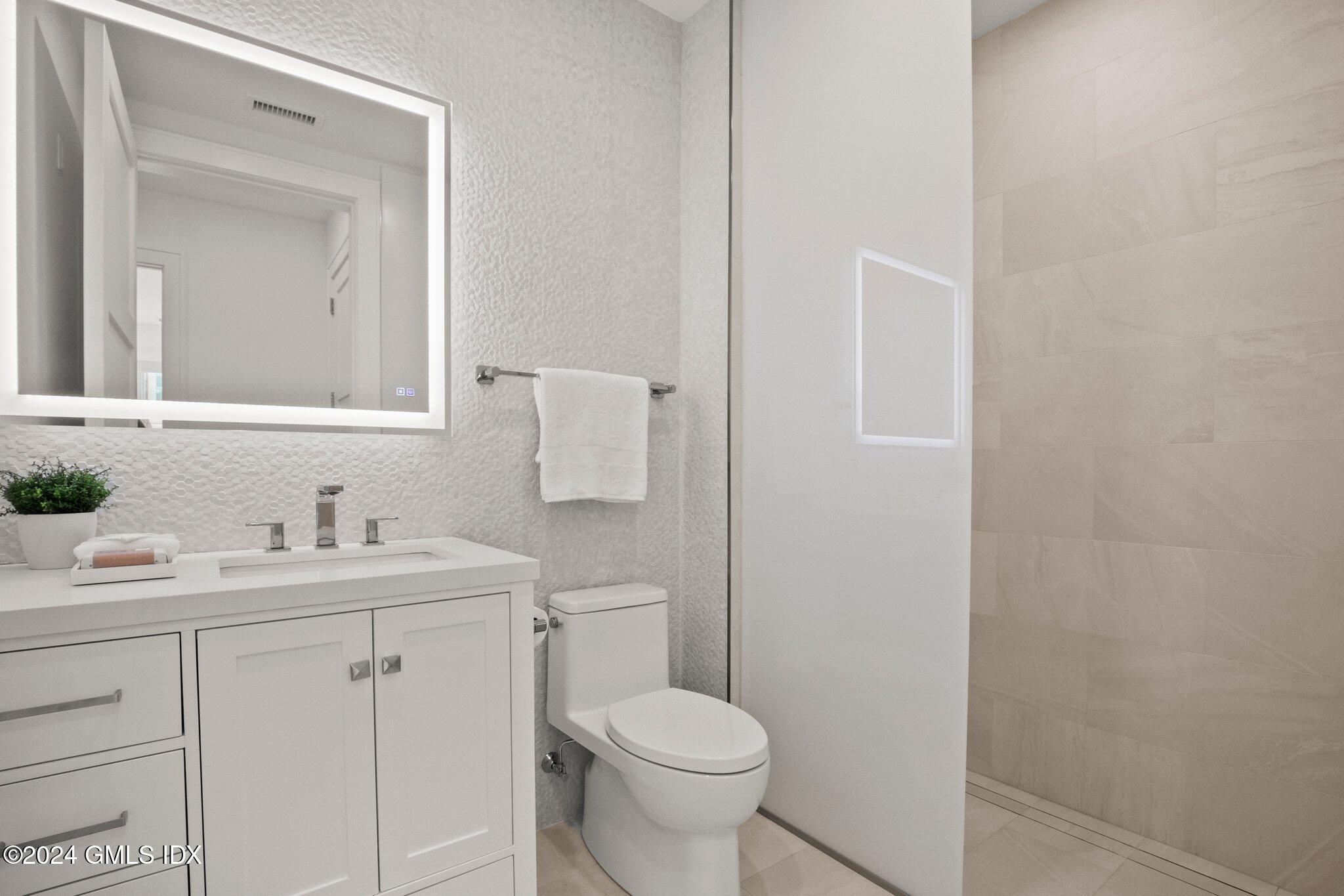 71 Havemeyer Place, Unit 303S Greenwich, CT 06830 - Photo 22 of 26 a bathroom with a toilet sink and mirror