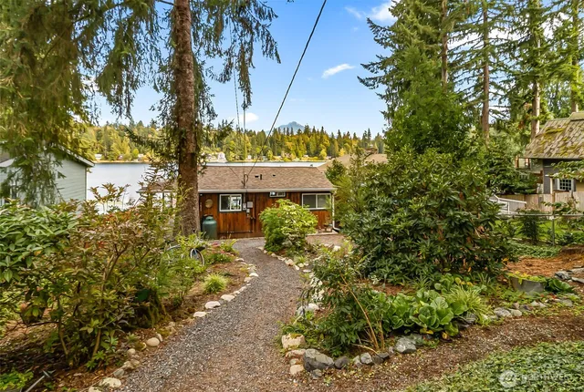 a view of a house with a yard