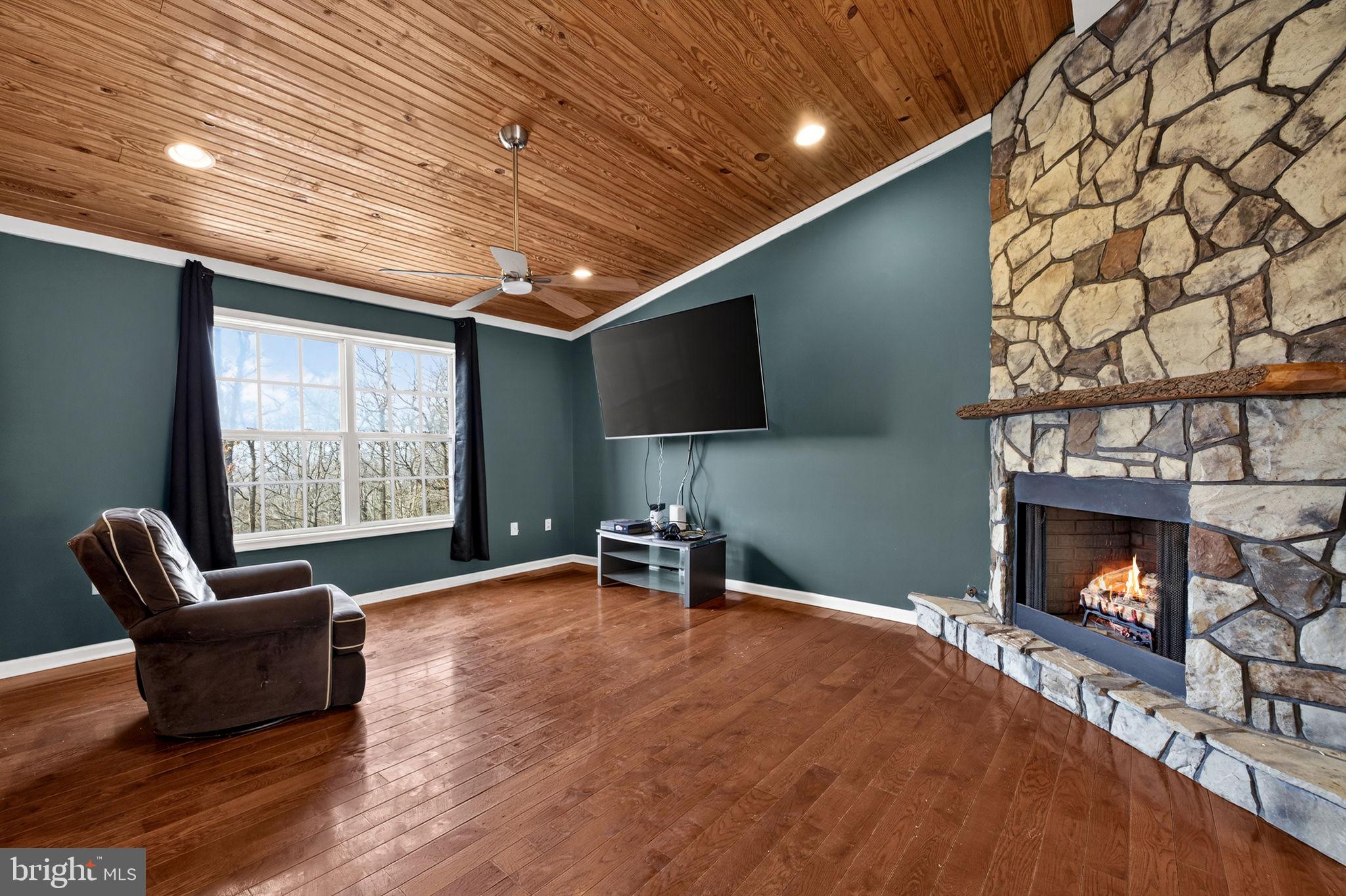 1194 Valley View Road Harpers Ferry, WV 25425 - Photo 6 of 49 Living Room