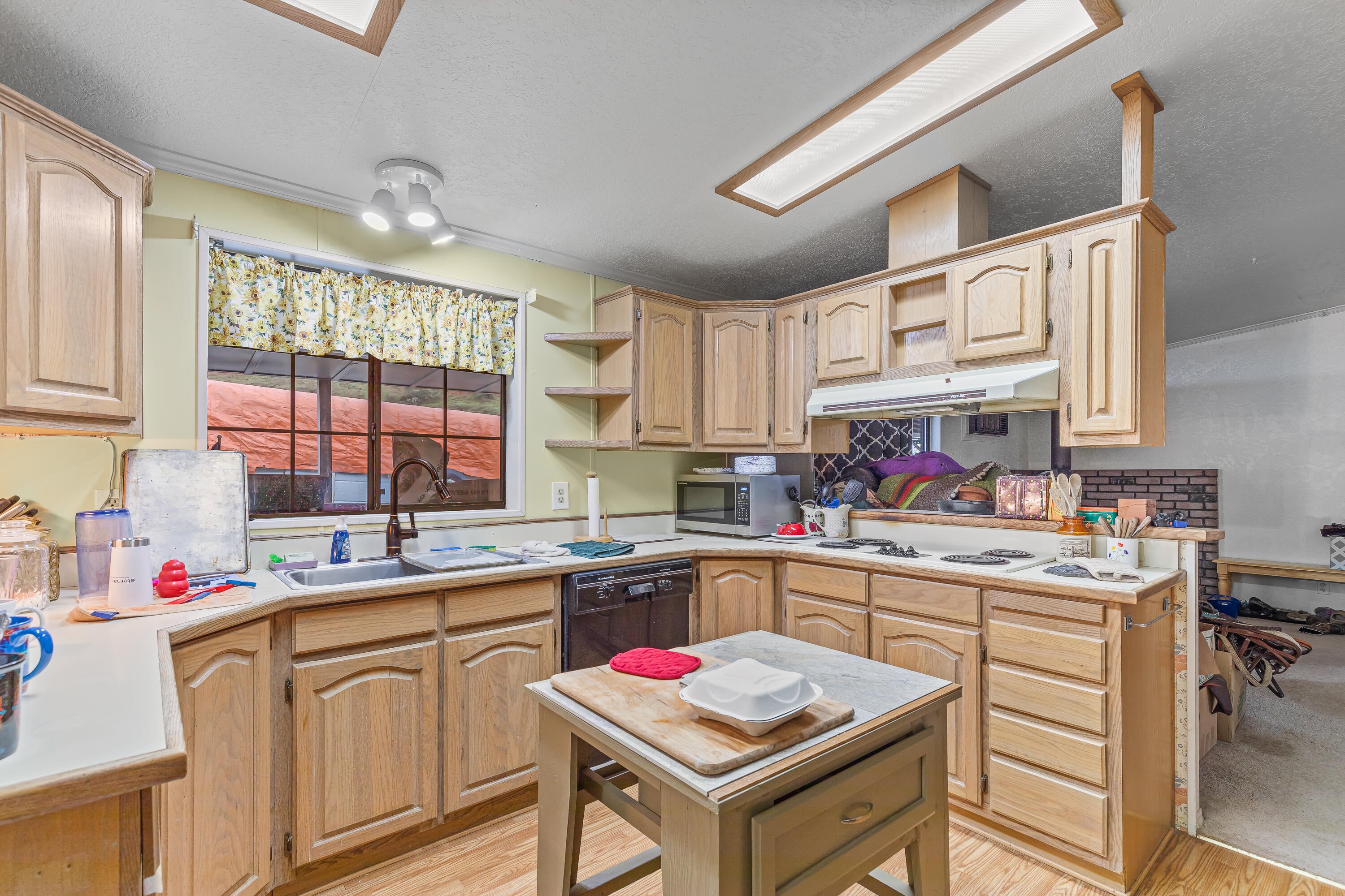 20960 Antioch Road White City, OR 97503 - Photo 14 of 28 Kitchen with island, breakfast nook area, eating bar and abundance of cabinets for storage