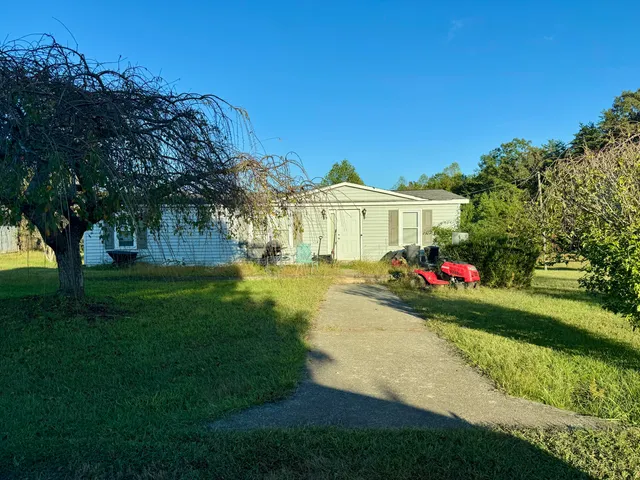 a view of back yard of the house