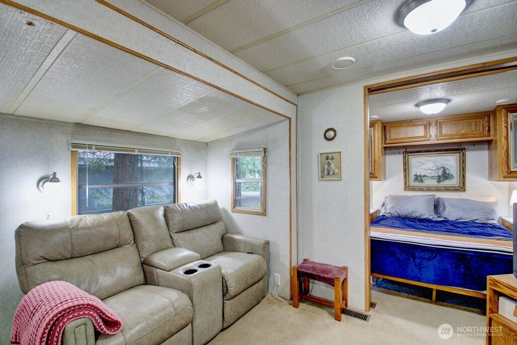 22 Wilderness Way Maple Falls, WA 98266 - Photo 20 of 40 a living room with furniture