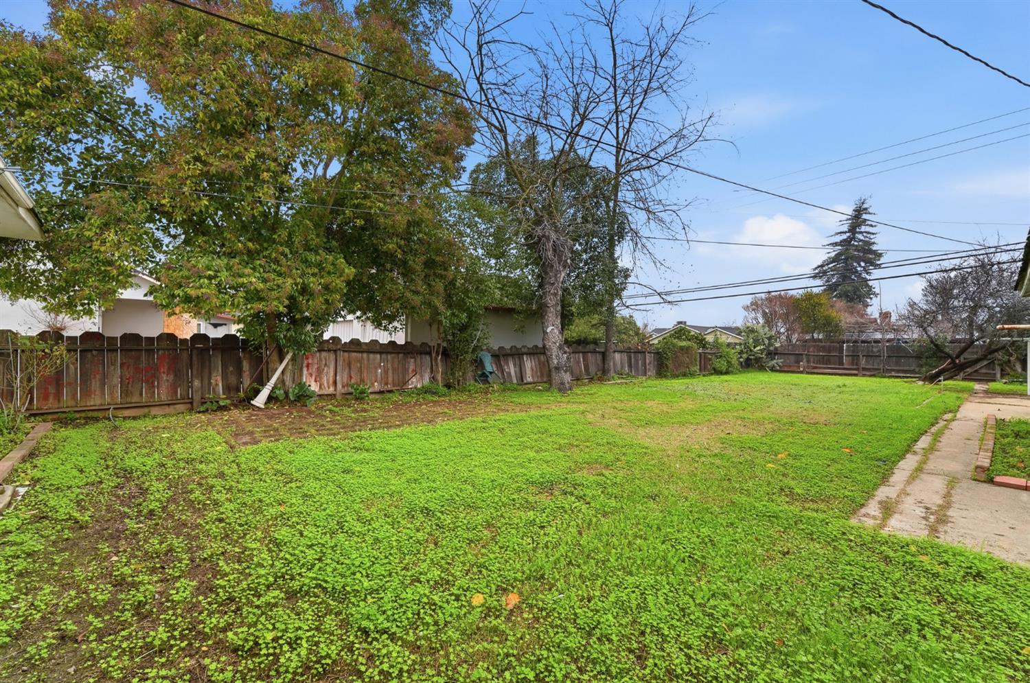 1127 West 19th Street Merced, CA 95340 - Photo 24 of 28 a backyard of a house with lots of green space
