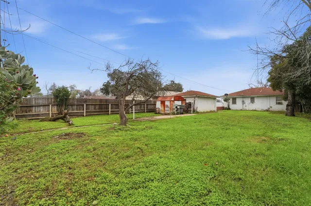a view of a house with a back yard
