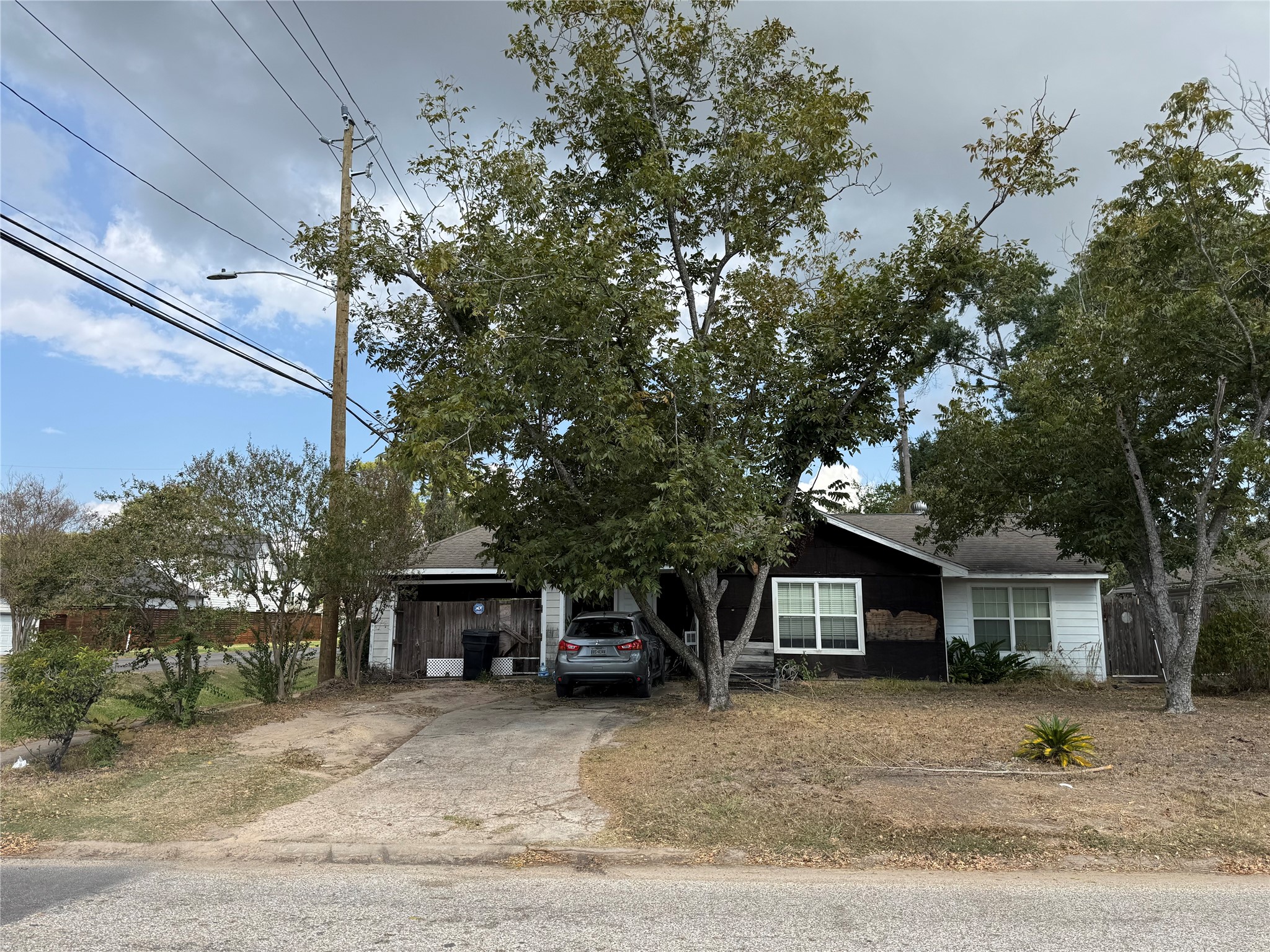1730 Chantilly Lane Houston, TX 77018 - Photo 3 of 8 a front view of a house with a garden