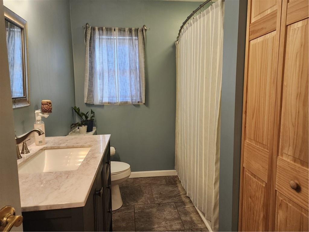 709 North 7th Street Apollo, PA 15613 - Photo 35 of 50 a bathroom with a sink a mirror and a bathtub
