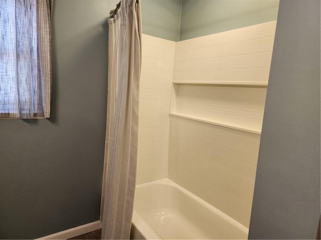 709 North 7th Street Apollo, PA 15613 - Photo 36 of 50 a bathroom with a bathtub