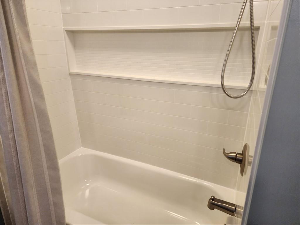 709 North 7th Street Apollo, PA 15613 - Photo 38 of 50 a bathroom with a bath tub